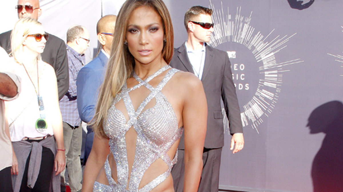 Jennifer Lopez anlände i en silvrig blåsa som andades klassisk Hollywoodglamour. 
