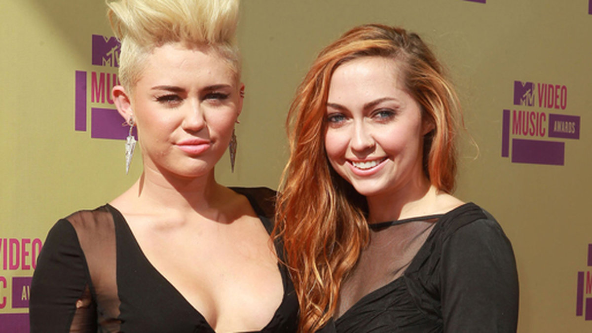 Miley och Brandi Cyrus på MTV Video Music Awards.