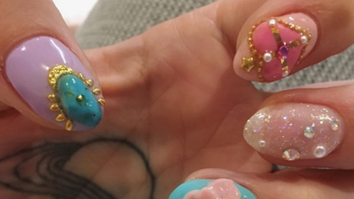 Kesha med väldigt piffiga naglar. 