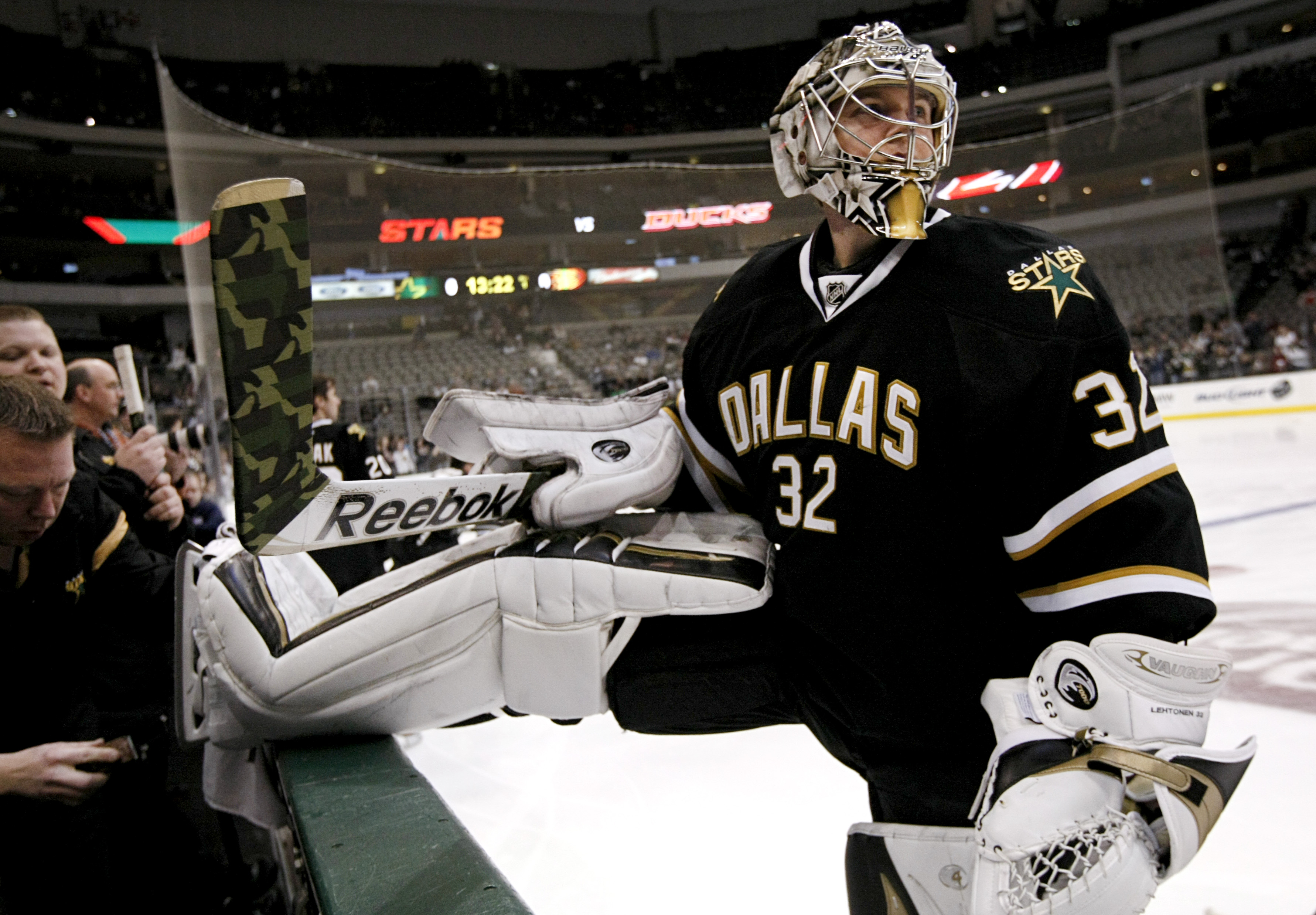 Lehtonen noterade sin starkaste NHL-säsong 2011/2012 med en räddningsprocent på 92,2. Lehtonen noterade sin starkaste NHL-säsong 2011/2012 med en räddningsprocent på 92,2.