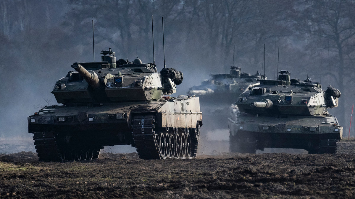 Stridsvagn 122 Leopard under framryckning vid en uppvisning på P7 i mars.