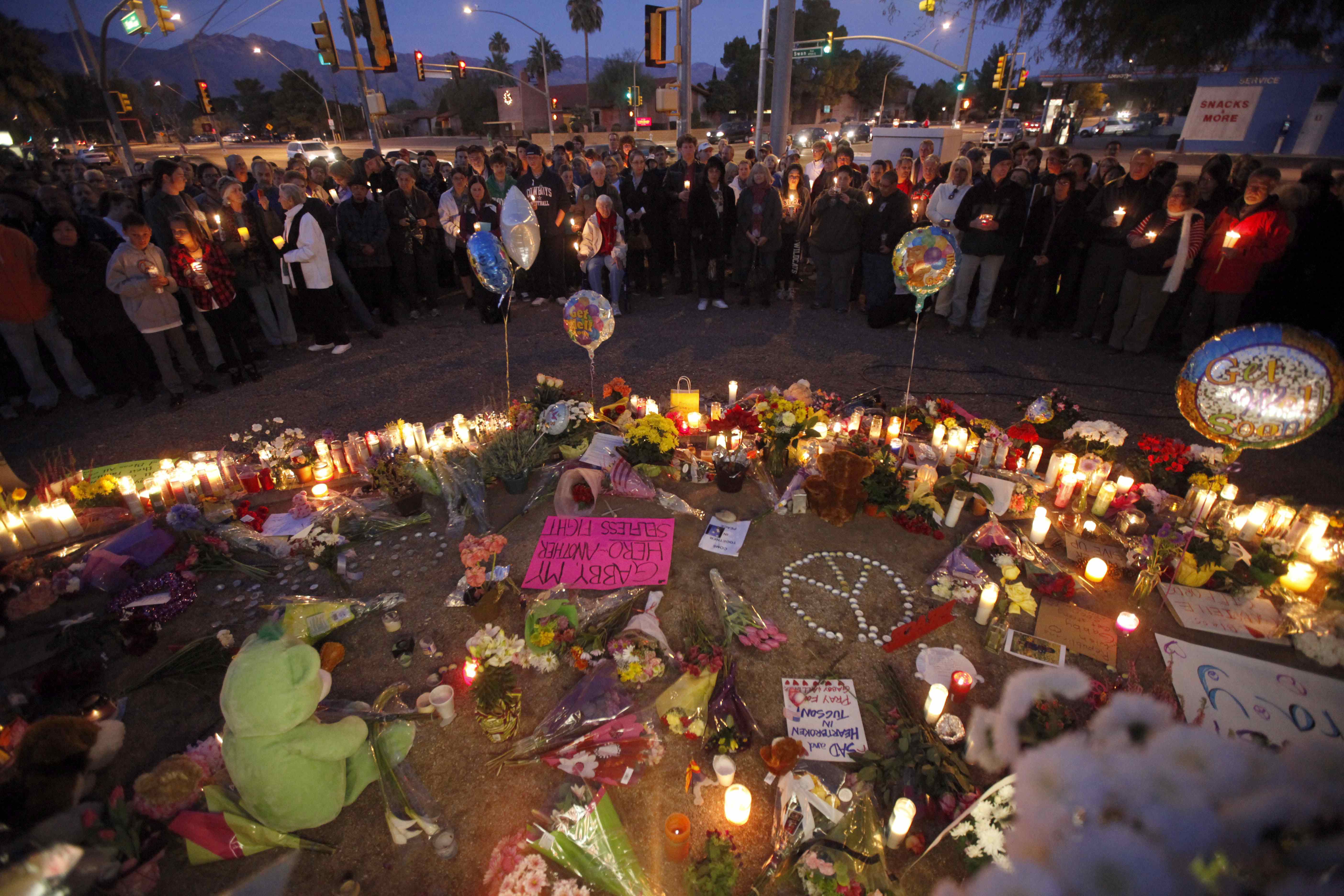 Arizonabor tänder ljus för offren för lördagens blodiga massaker.