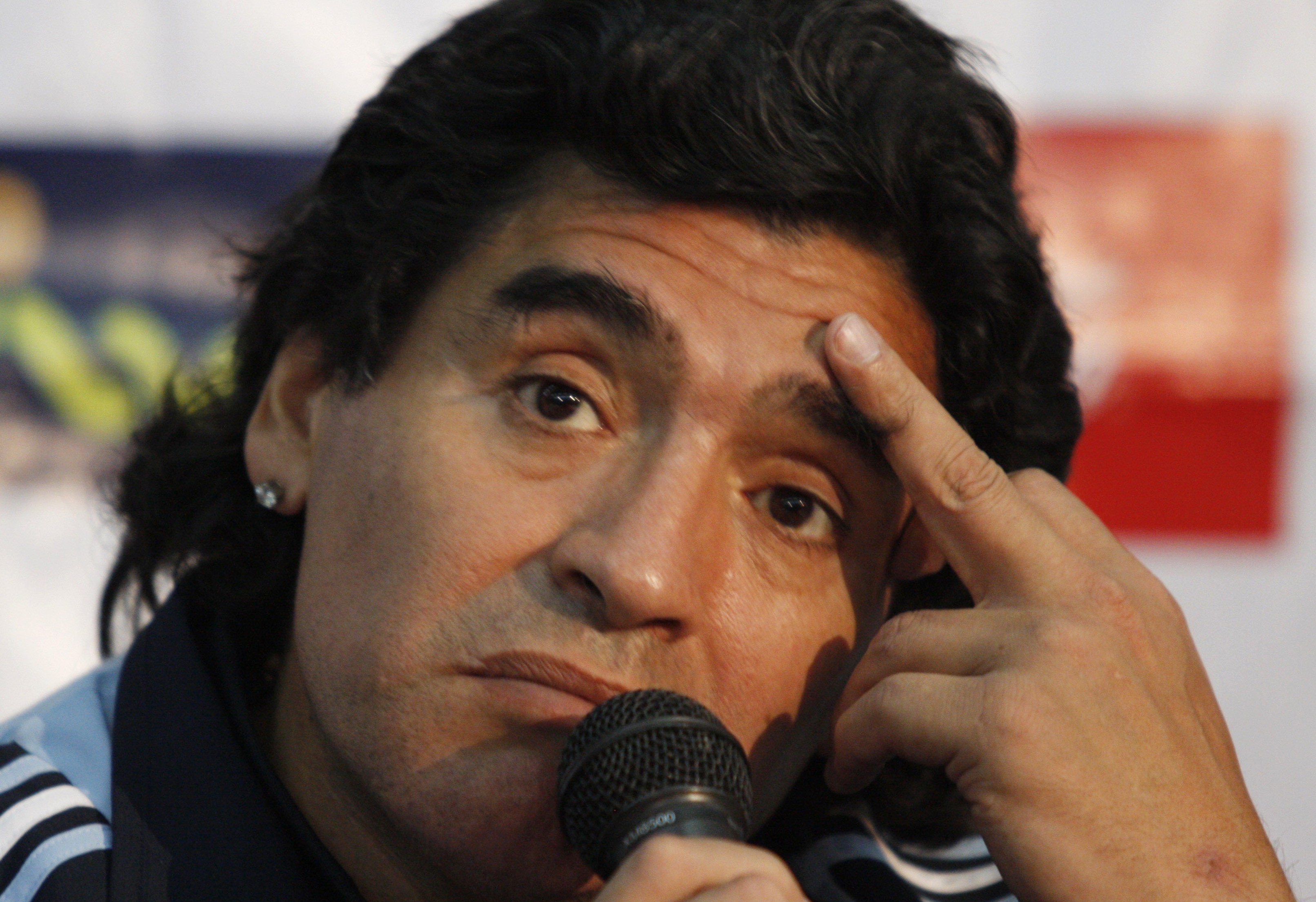 Maradona har flera gånger hamnat i blåsväder i medierna. Här gör han en inte så fin gest mot en journalist efter 1-6 mot Bolivia 2009.