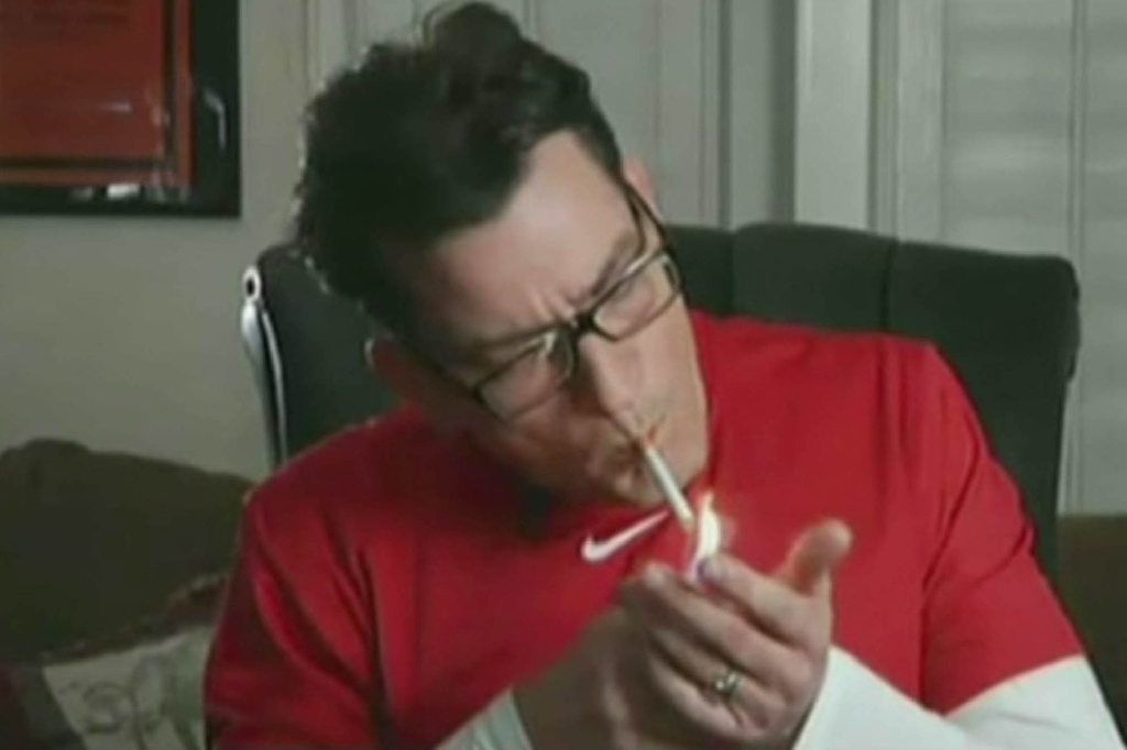 2011. Sheen tar sig en cigg under en webcamshow. Undrar var Nike tycker om smygreklamen?