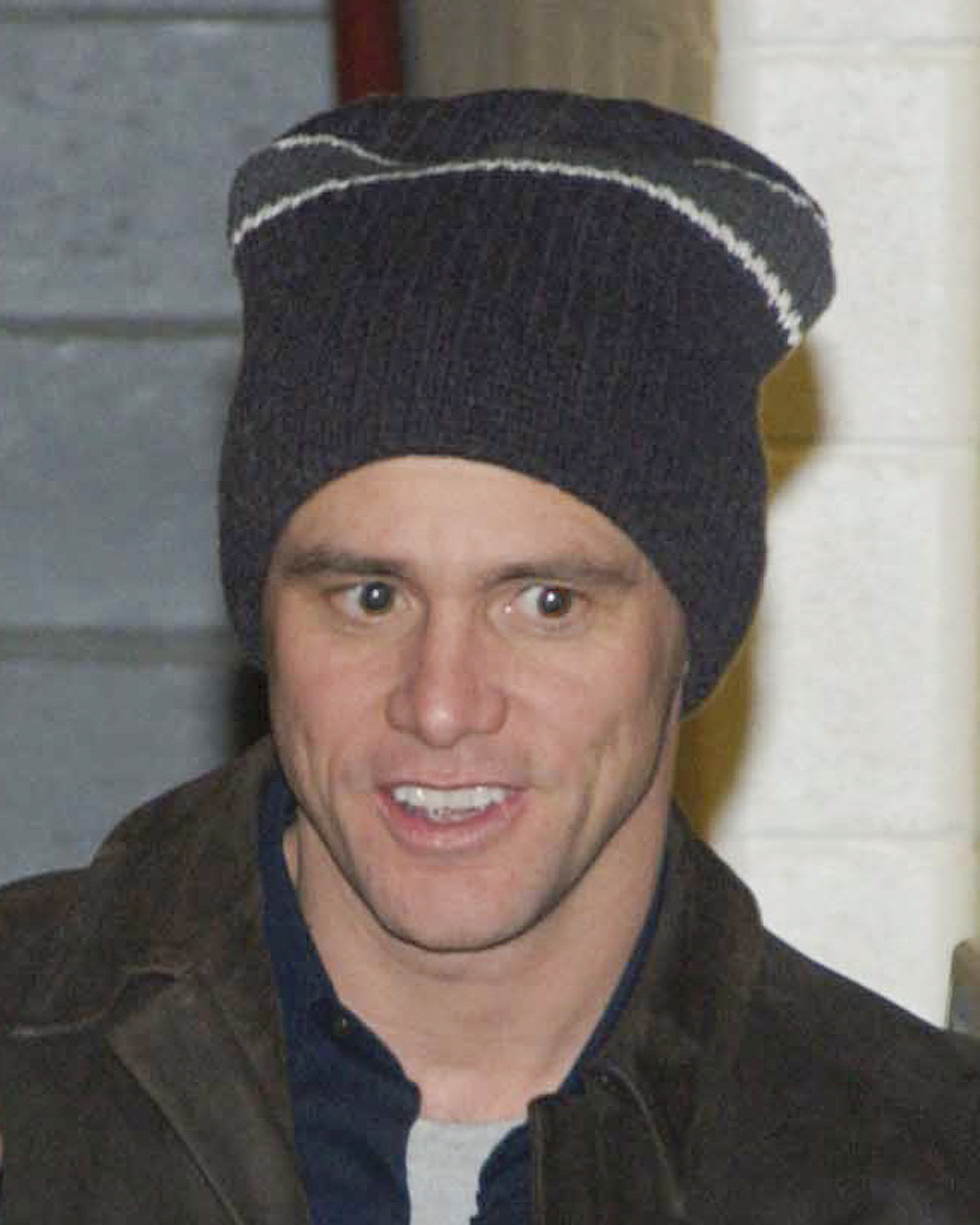 När Jim Carrey gick i skolan bodde han i husvagn. Hans familj jobbade på en fabrik som tillverkade däck. Carrey hoppade av skolan som 16-åring och beslutade sig för att bli skådespelare - något som uppenbarligen fungerade. När Jim Carrey gick i skolan bodde han i husvagn. Hans familj jobbade på en fabrik som tillverkade däck. Carrey hoppade av skolan som 16-åring och beslutade sig för att bli skådespelare - något som uppenbarligen fungerade.