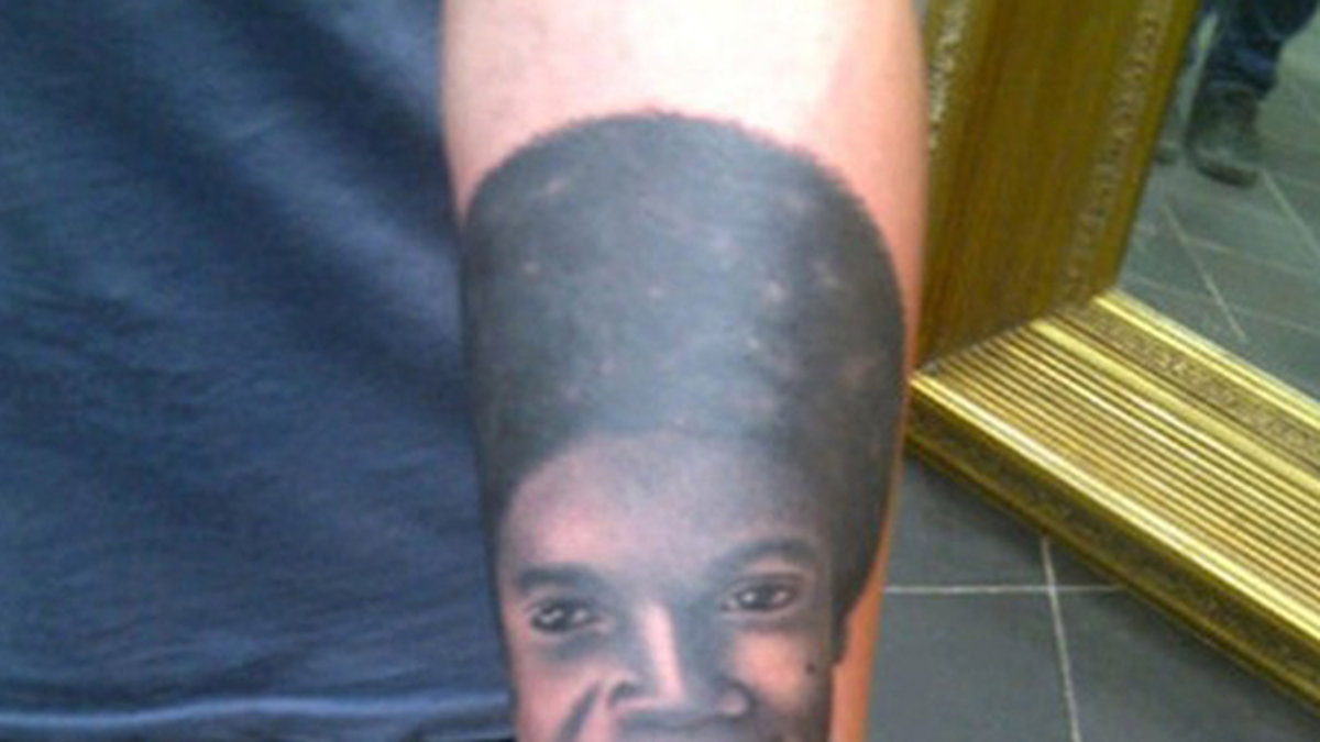 Frankie Cocozza som deltog i brittiska "X-Factor" tatuerade in ett porträtt av en 12-årig Michael Jackson.  