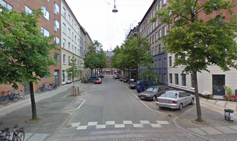 En man avled under tisdagsförmiddagen efter en skottlossning i Vesterbro i Köpenhamn. Här mördades han.