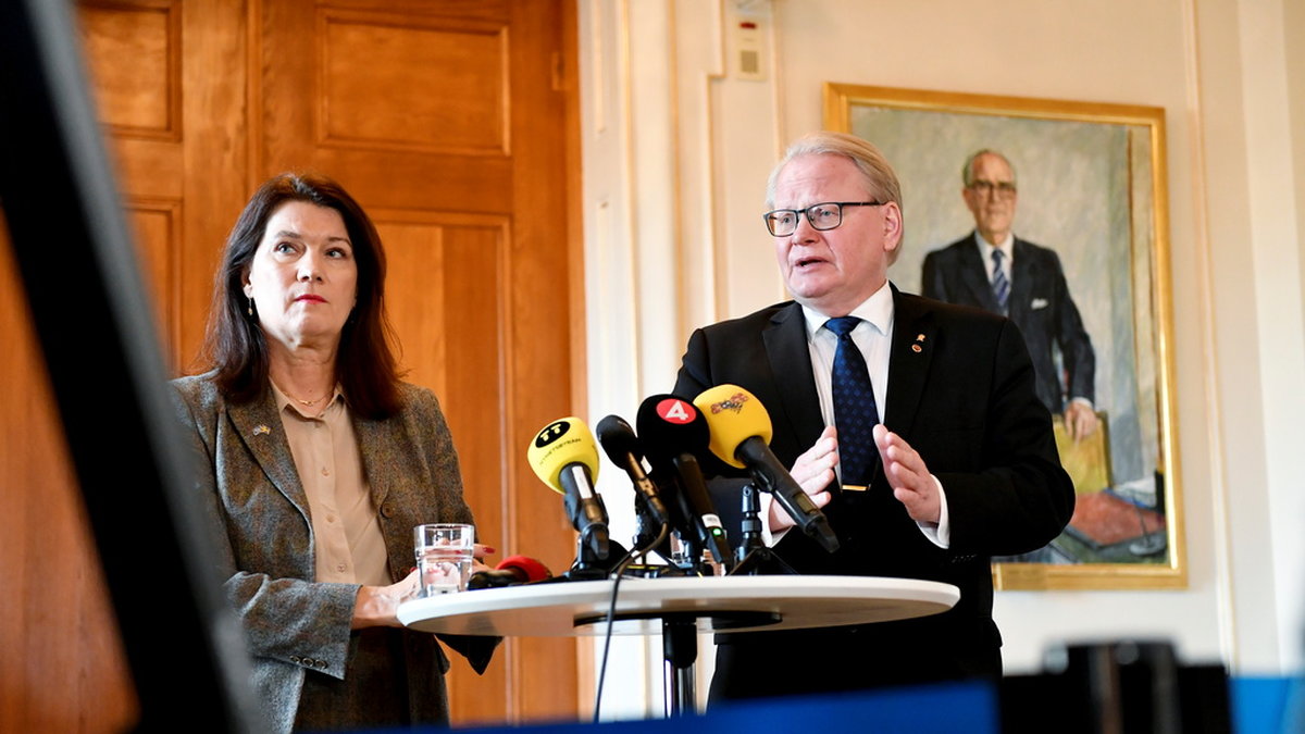 Utrikesminister Ann Linde (S) och försvarsminister Peter Hultqvist (S) håller pressträff efter utrikes- och försvarsutskottets gemensamma möte om det säkerhetspolitiska läget.