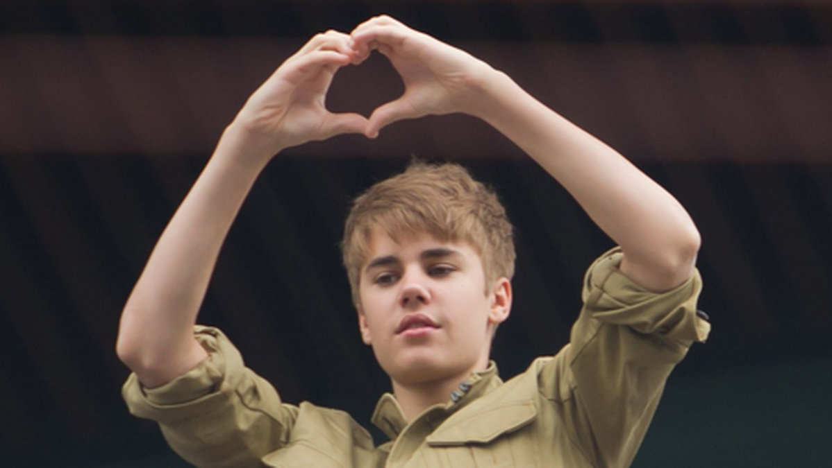 Justin Bieber gör ett hjärta till sina riktiga fans. 