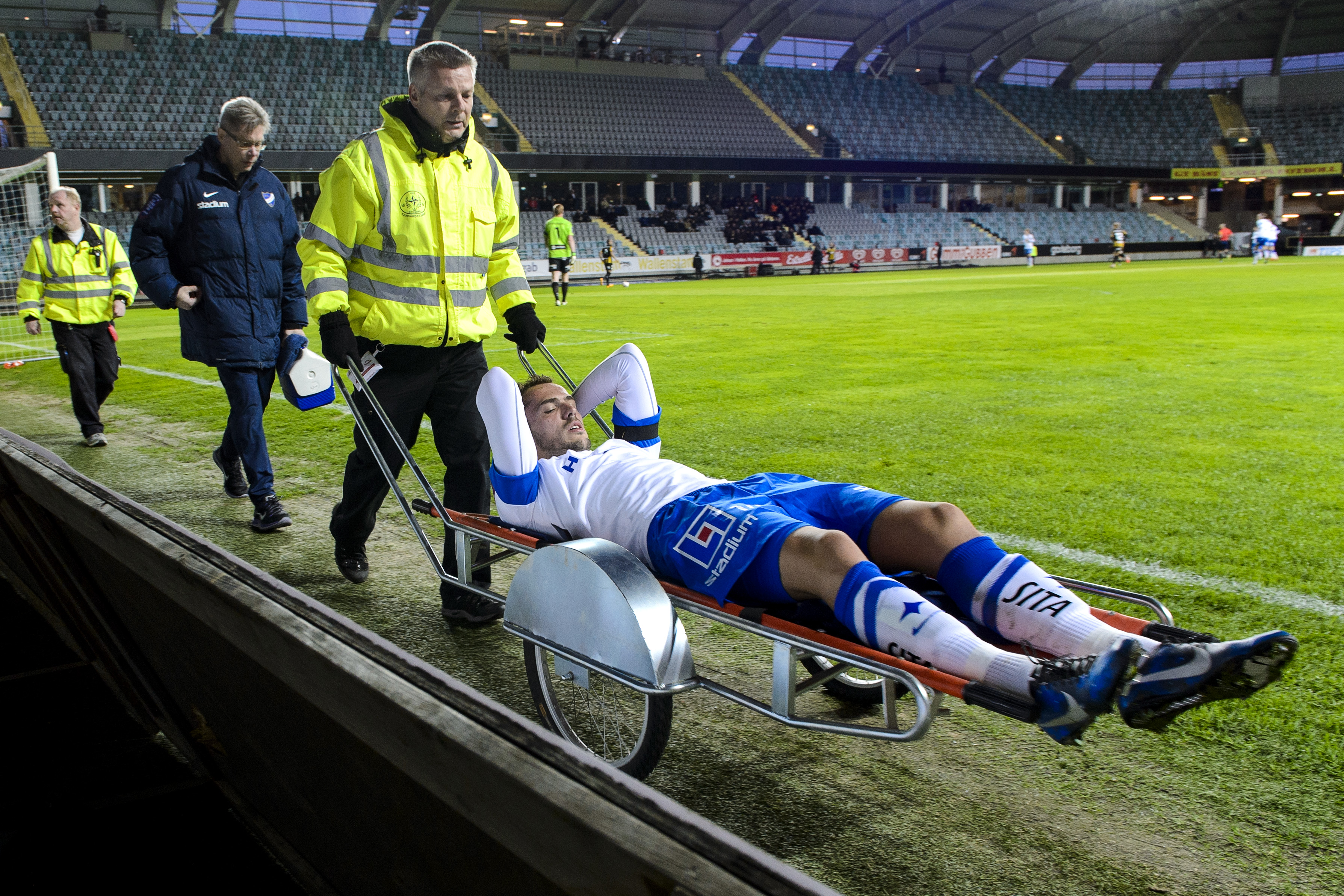 Emir Kujovic utburen på bår efter en "normal" skada på fotbollsplanen. Det finns exempel på betydligt märkligare skador utanför planen.