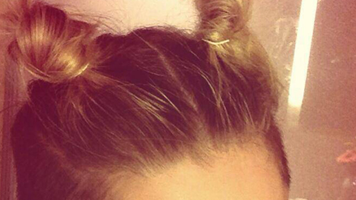 Miley med söta knutar på huvudet. 