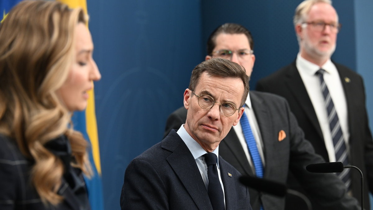 Näringsminister Ebba Busch (KD), statsminister Ulf Kristersson (M), Sverigedemokraternas partiledare Jimmie Åkesson (SD) samt arbetsmarknads- och integrationsminister Johan Pehrson (L).
