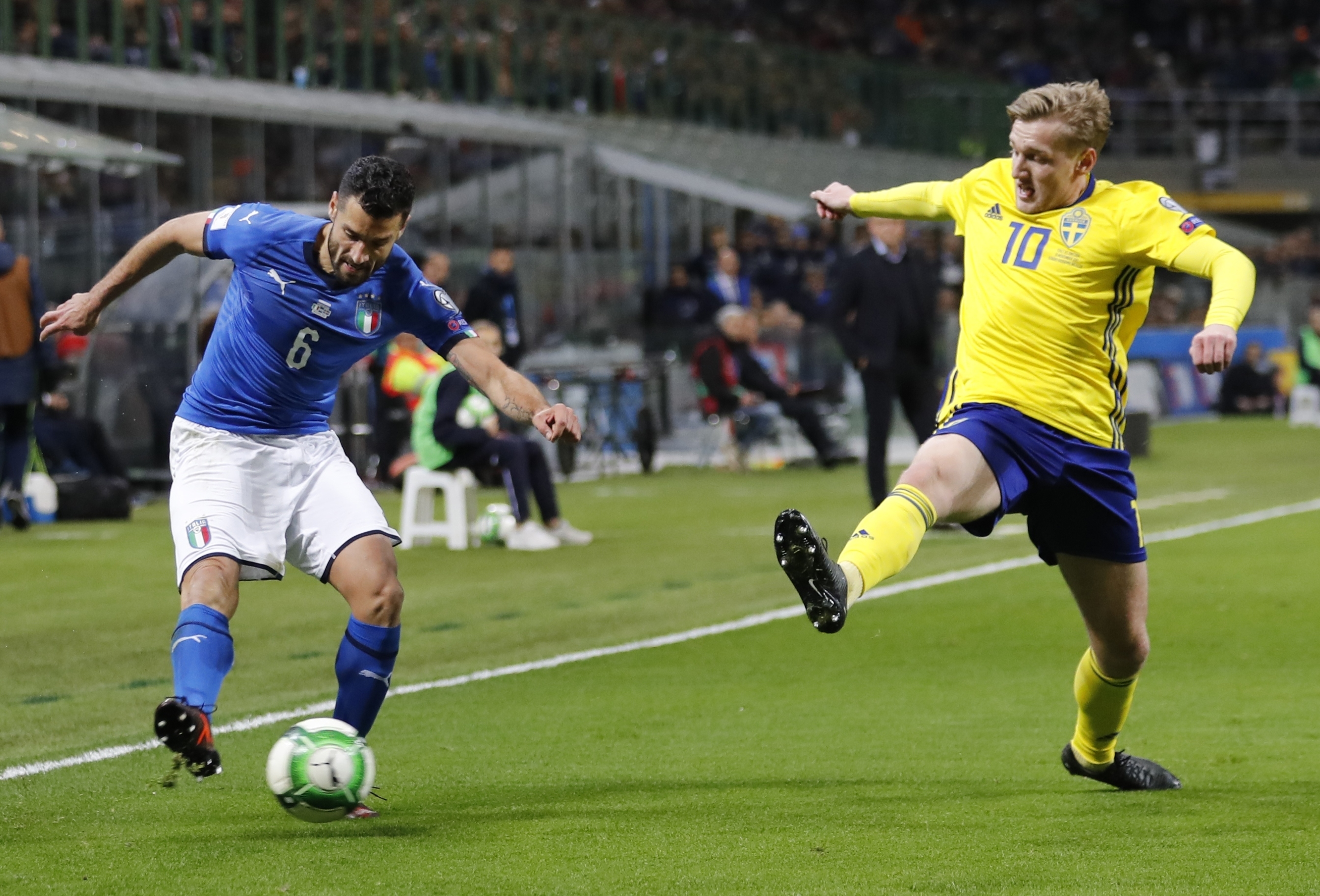 Emil Forsberg täcker ett inlägg. Emil Forsberg täcker ett inlägg.
