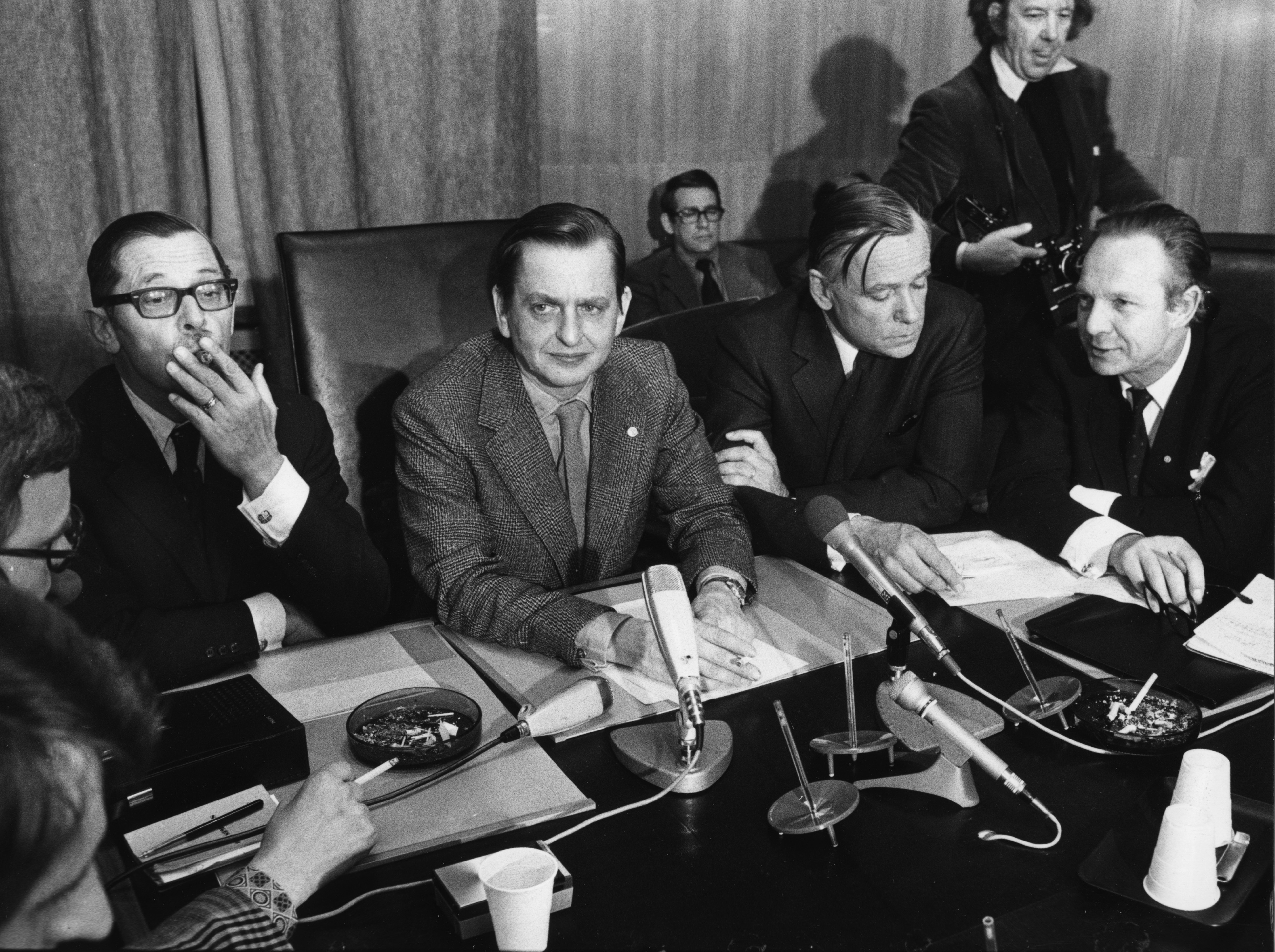 Från vänster: Justitieminister Lennart Geijer, statsminister Olof Palme och rikspolischef Carl Persson 1975.