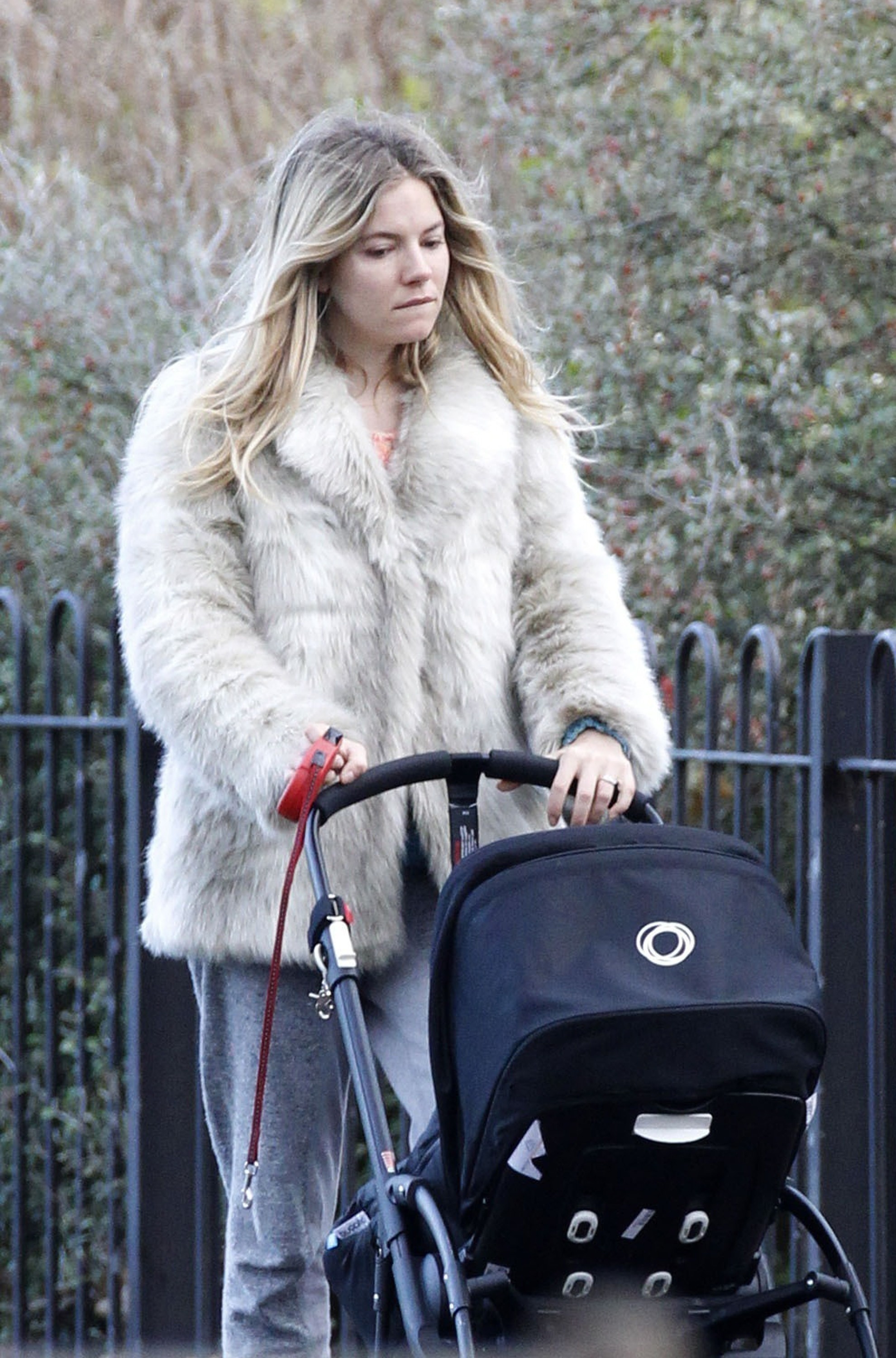 Sienna Miller ser lite trött ut utan smink. Sienna Miller ser lite trött ut utan smink.