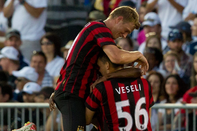 Här hoppar Super-Guidetti in i Freddie Veselis armar. Veseli är nu och framöver en spelare som lirar under Sir Alex Fergusons vingar, något som blev klart under TDD. Här hoppar Super-Guidetti in i Freddie Veselis armar. Veseli är nu och framöver en spelare som lirar under Sir Alex Fergusons vingar, något som blev klart under TDD.