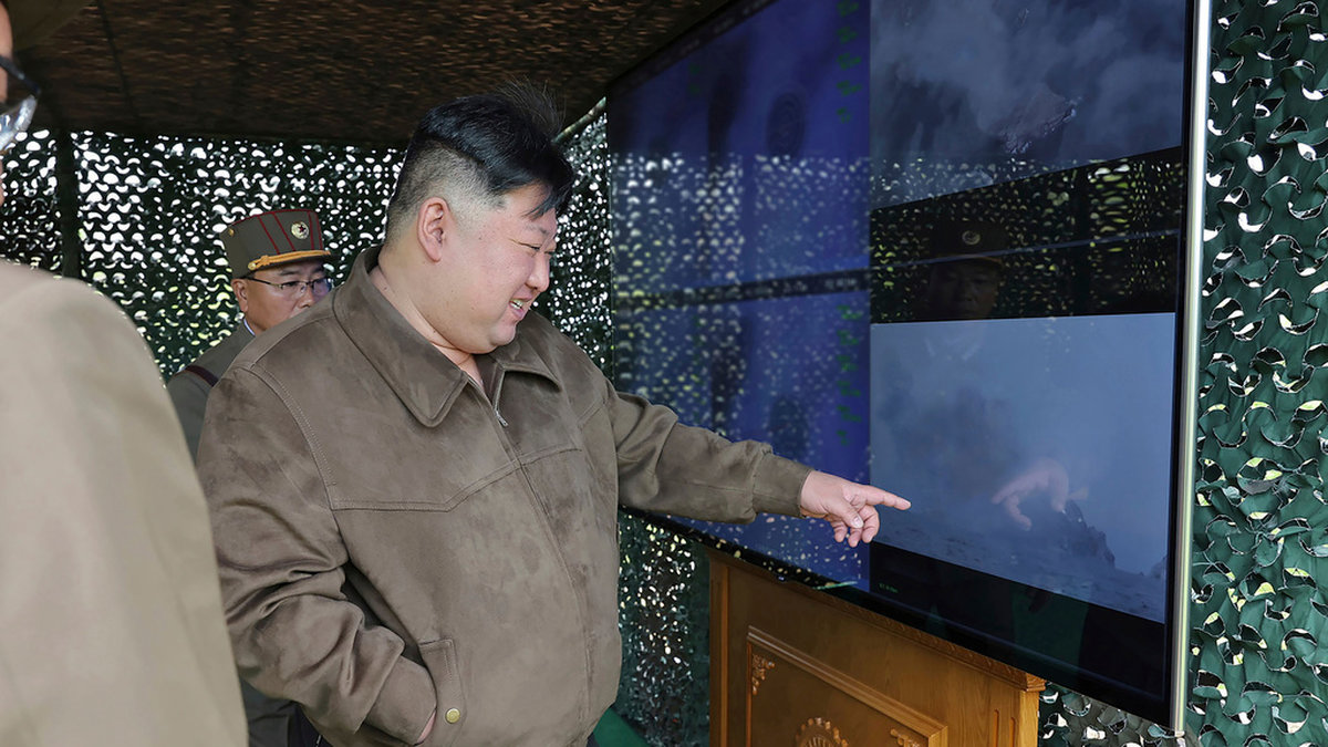 På bilden, som tillhandahållits av den Nordkoreanska regimen, ses ledaren Kim Jong-Un övervaka det som påstås vara en militärövning på en icke angiven plats i Nordkorea.