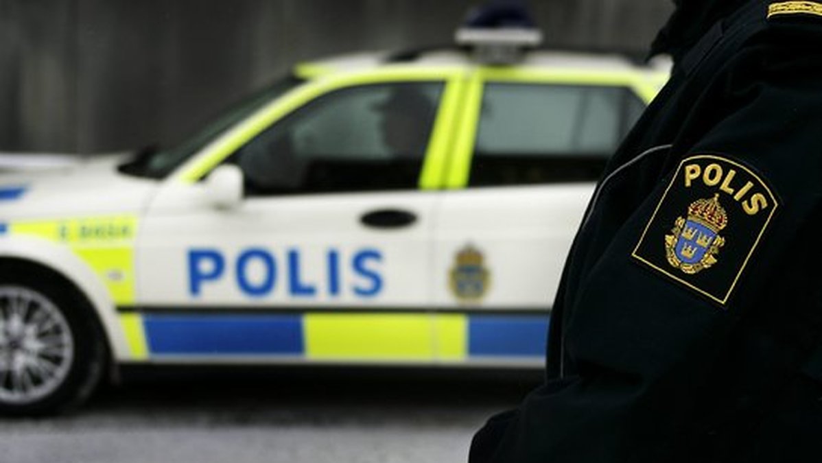 Polisen är på plats i Årsta.