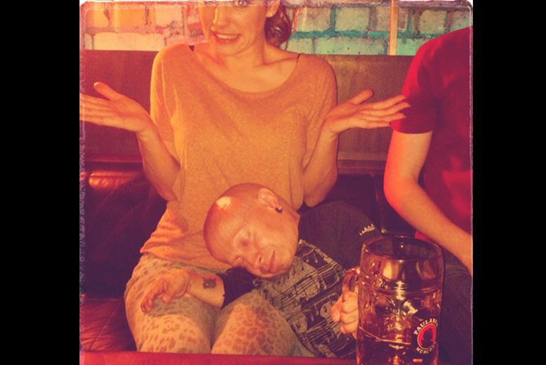 Mannen med Hollywoods sämsta ölsinne – möt Verne Troyer. Här har han somnat i Kelly Brooks knä. Mannen med Hollywoods sämsta ölsinne – möt Verne Troyer. Här har han somnat i Kelly Brooks knä.