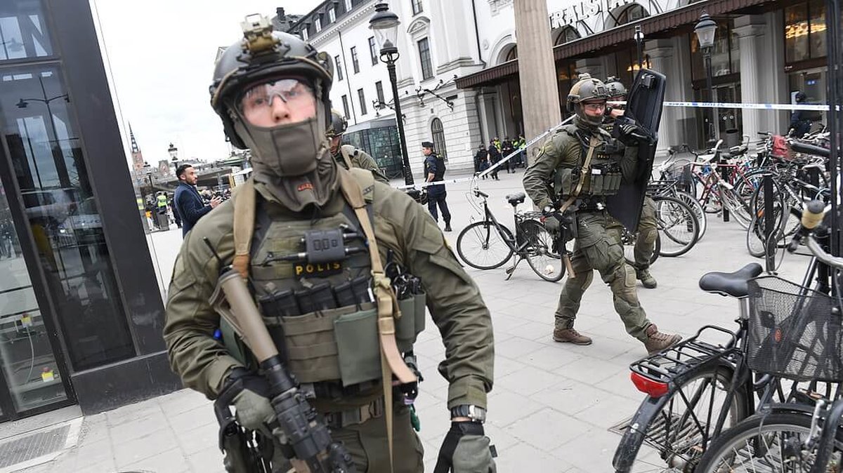 Poliser syntes på de flesta platser i Stockholm. 