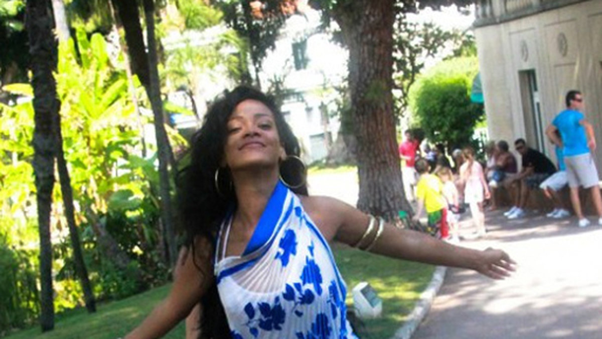 En genuint lycklig Rihanna i ledig klädsel.
