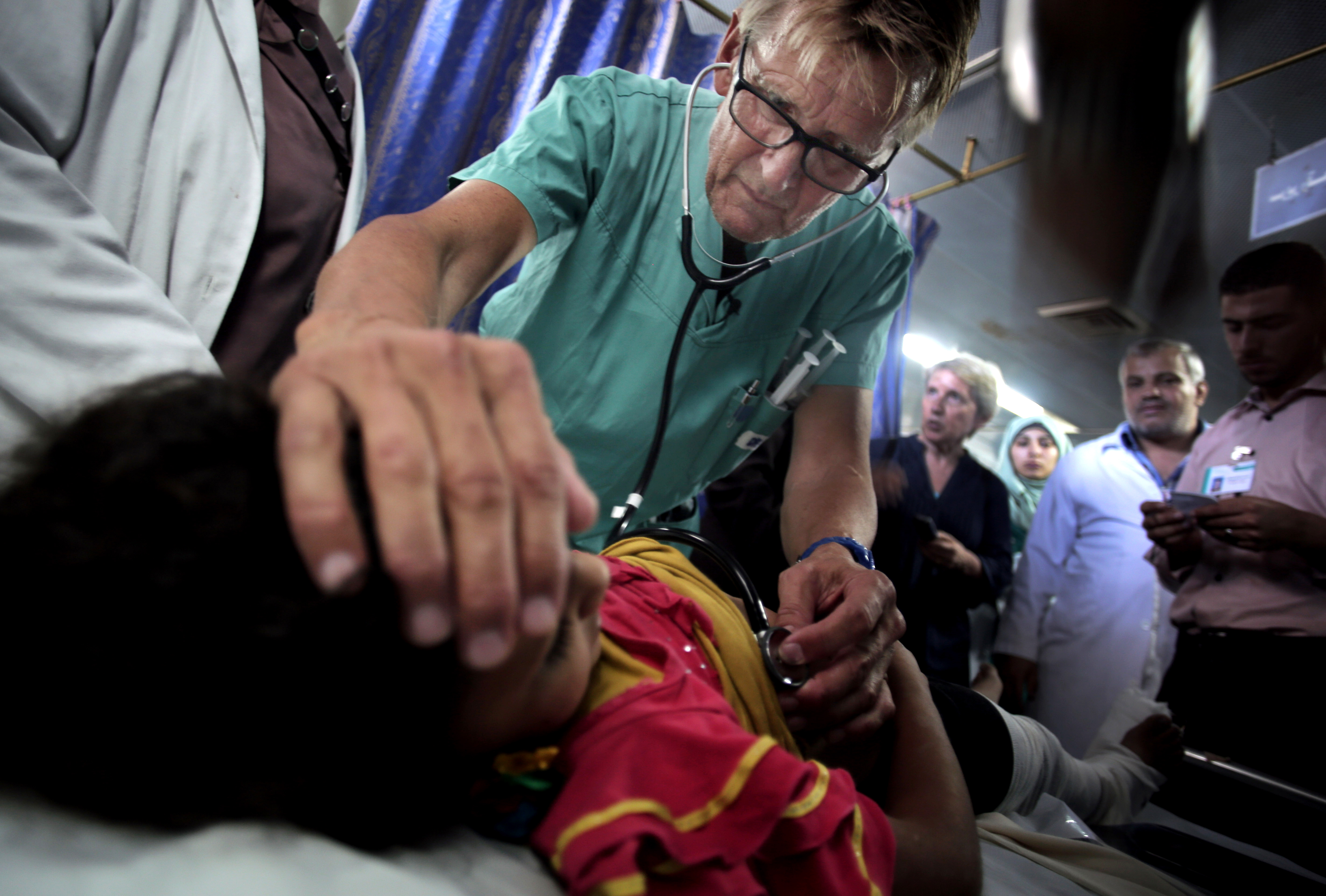 En norsk volontärdoktor försöker rädda livet på en palestinsk flicka. 