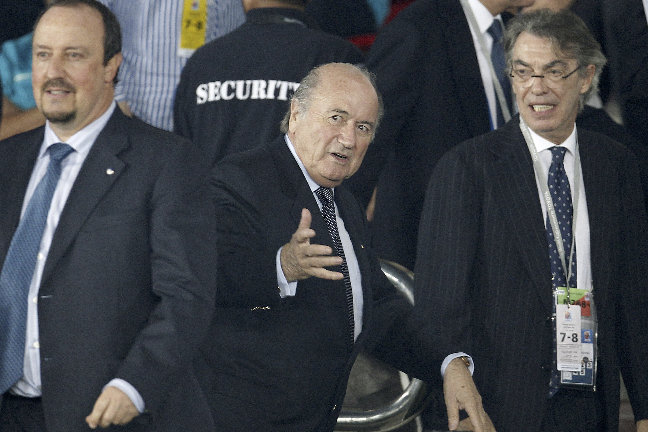 Blatter tillsammans med Inters tidigare tränare Rafael Benitez och Inters ägare, Massimo Moratti.
