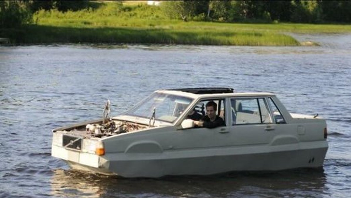 Nicklas och hans bror Johnny byggde sig en bilbåt med hjälp av en Volvo 740.