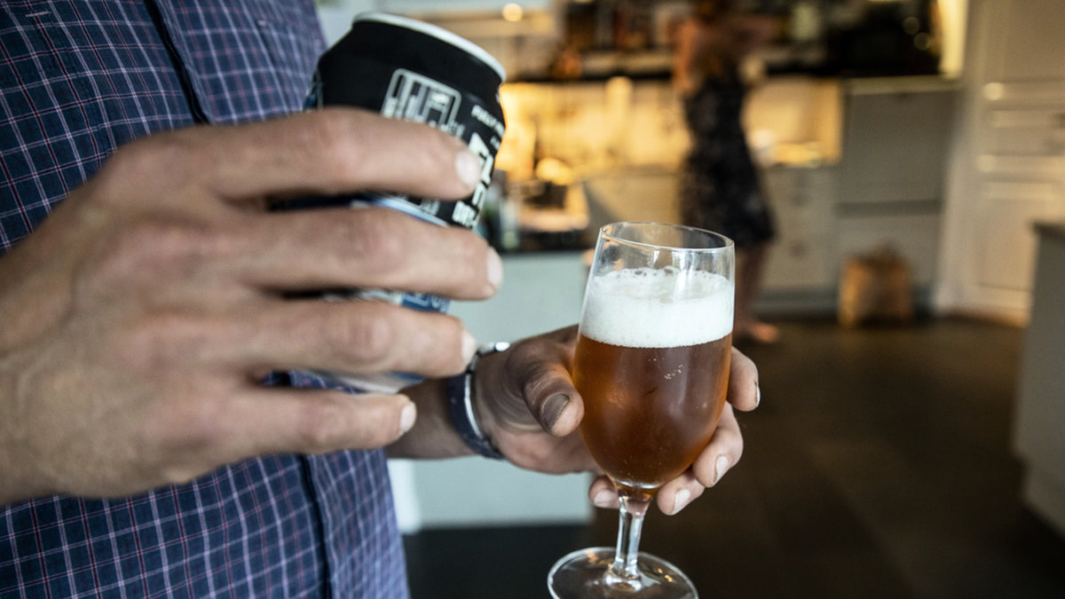 Svenskars inställning till att ta något glas öl eller vin till vardagslunchen har blivit mer tillåtande över tid, enligt IQ. Arkivbild.