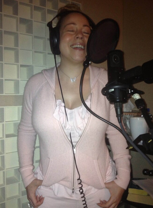 Mariah Carey spelar in musik i pyjamasen. Mariah Carey spelar in musik i pyjamasen.