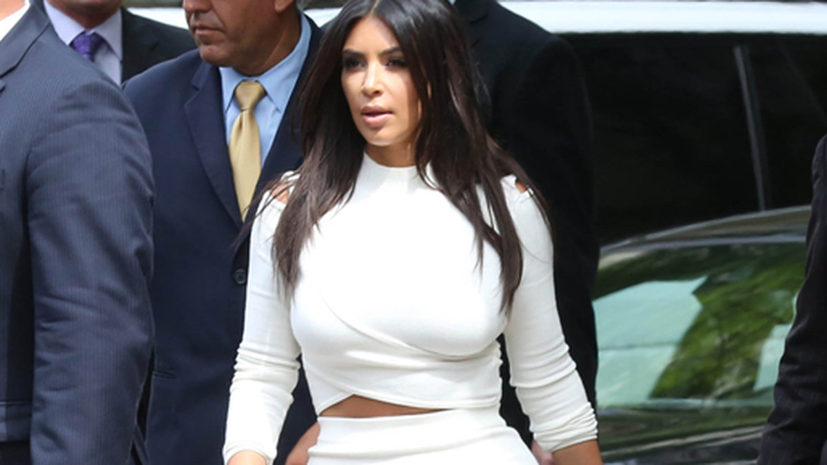 Kim Kardashian väljer en vit outfit.