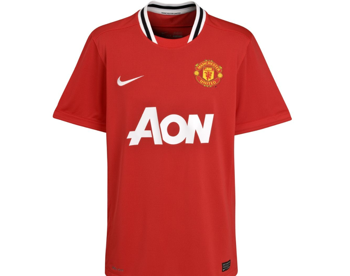 9. Manchester United. United-fansen får ursäkta men i år blev det varken bu eller bä. Visserligen får klubbmärket tröjan att utstråla storhet, men bedömer man den enbart utifrån designen så har den en bra bit upp till toppen.