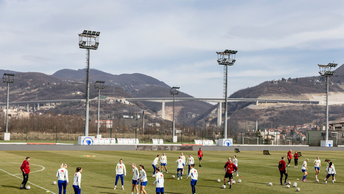 Det svenska landslaget i fotboll tränar på det bosniska fotbollsförbundets träningsanläggning i Zenica inför fredagens playoffmatch, på samma plan, mellan Sverige och Bosnien-Hercegovina.