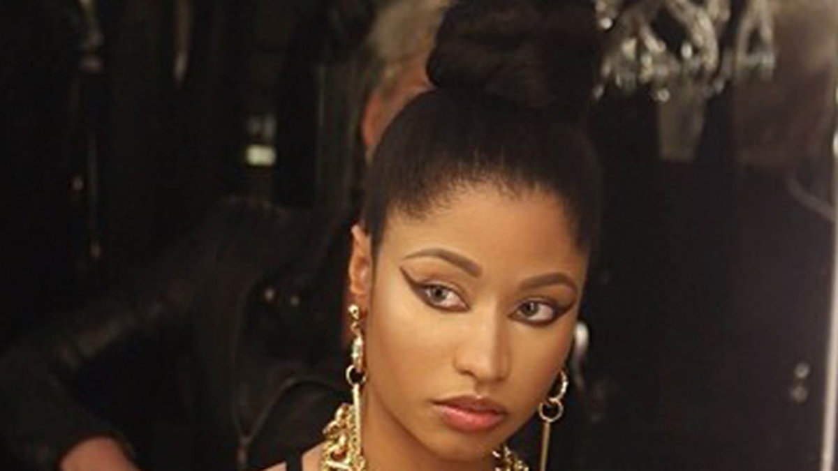 Nicki Minaj spelade in en video och bjöd på heta bilder från inspelningen. 