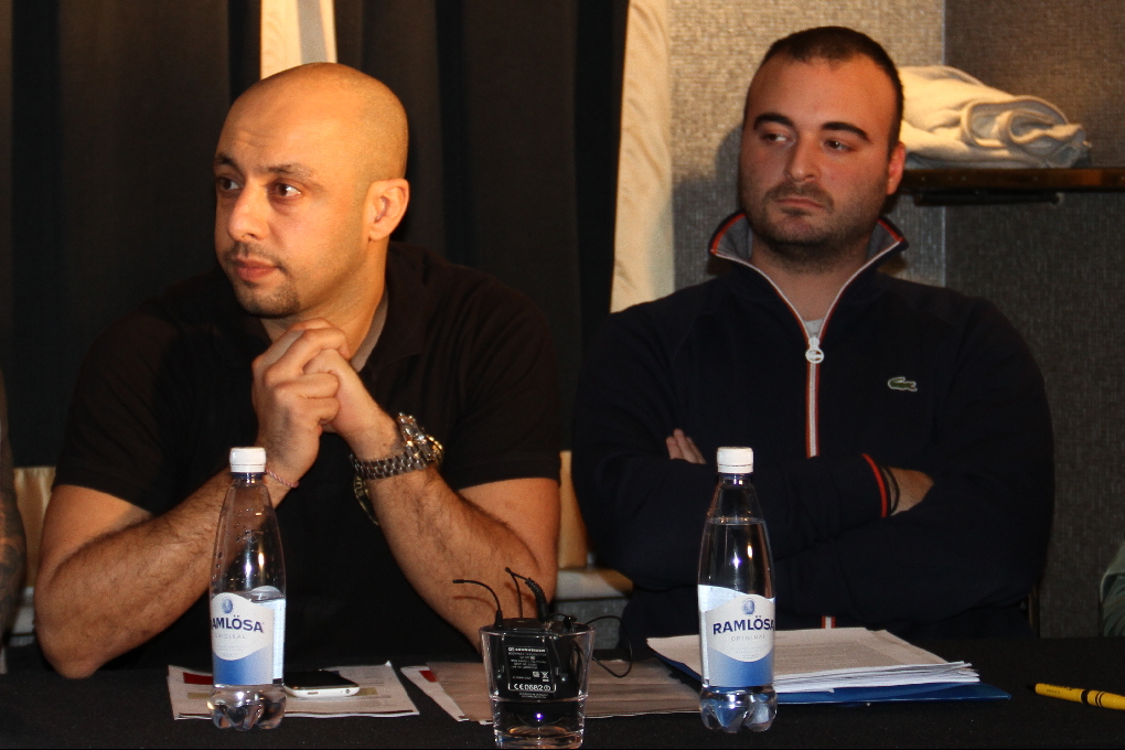Arrangör Babak Aghavali (till vänster) och mannen bakom de flesta, Manos Terzitane.