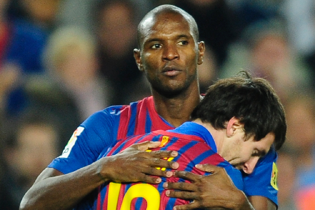 Abidal har fått brett stöd från hela fotbollseuropa. Här kramas han om av Lionel Messi.