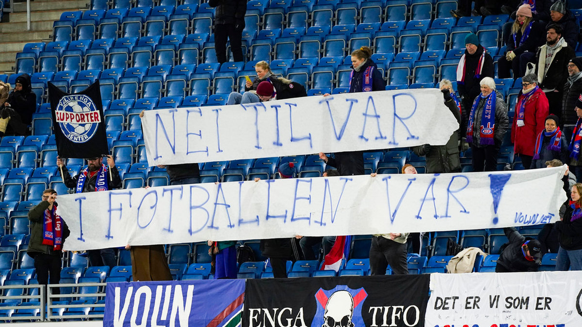 Supportrar protesterar mot VAR-teknologin i norsk fotboll under en match mellan Vålerenga och Stabæk nyligen. Arkivbild.
