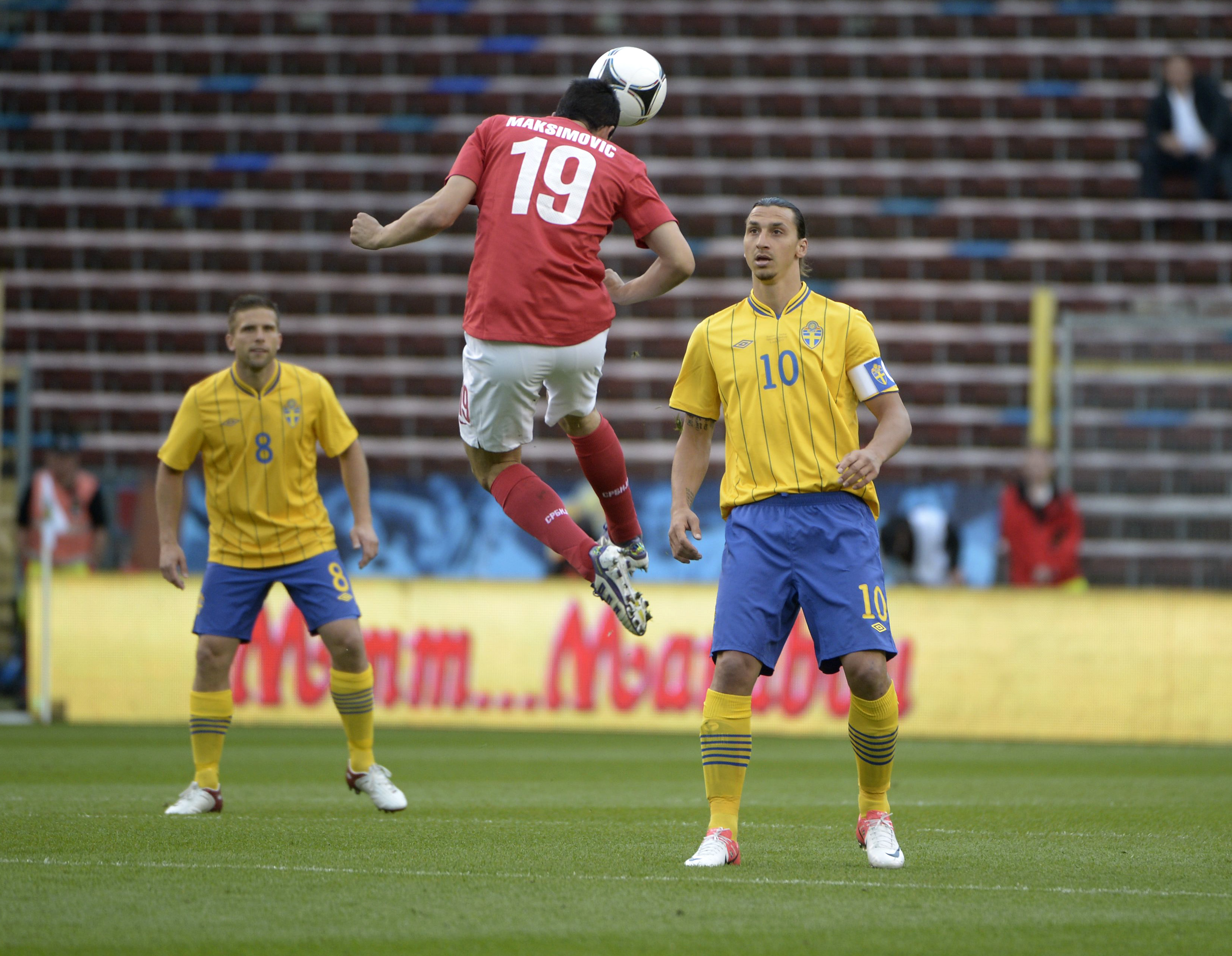 Serbiens Nikola Maksimovic nickar undan bollen framför ögonen på Zlatan. Serbiens Nikola Maksimovic nickar undan bollen framför ögonen på Zlatan.