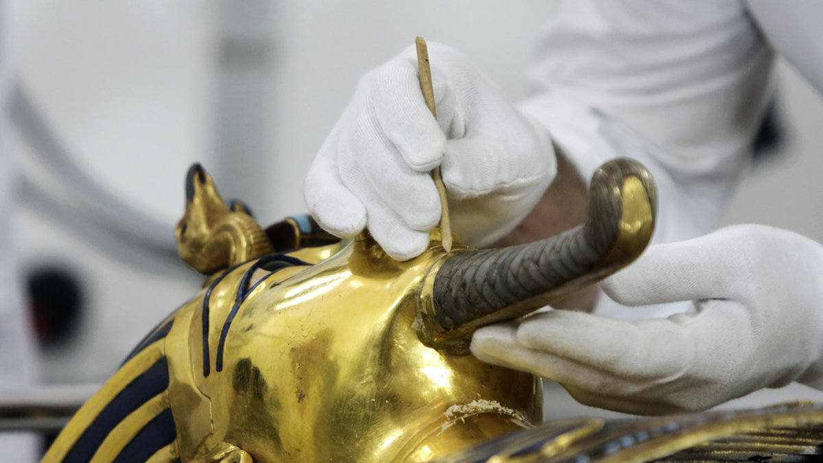 Kung Tutankhamun dog blott 18 eller 19 år gammal. Hans 3 300 år gamla dödsmask restaurerades 2016 efter att skägget ett år tidigare gått av och först lagats med lim. Arkivbild.