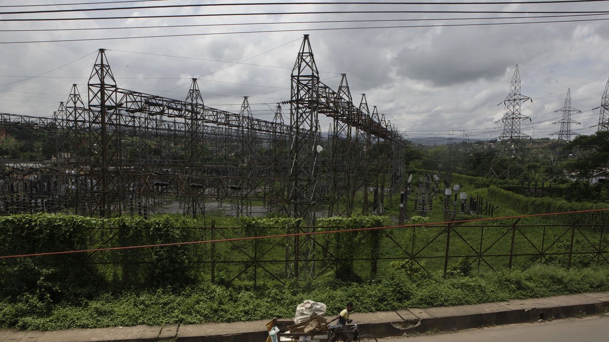 Två stora elcentraler kraschade och det ledde till kaos i stora delar av Indien.