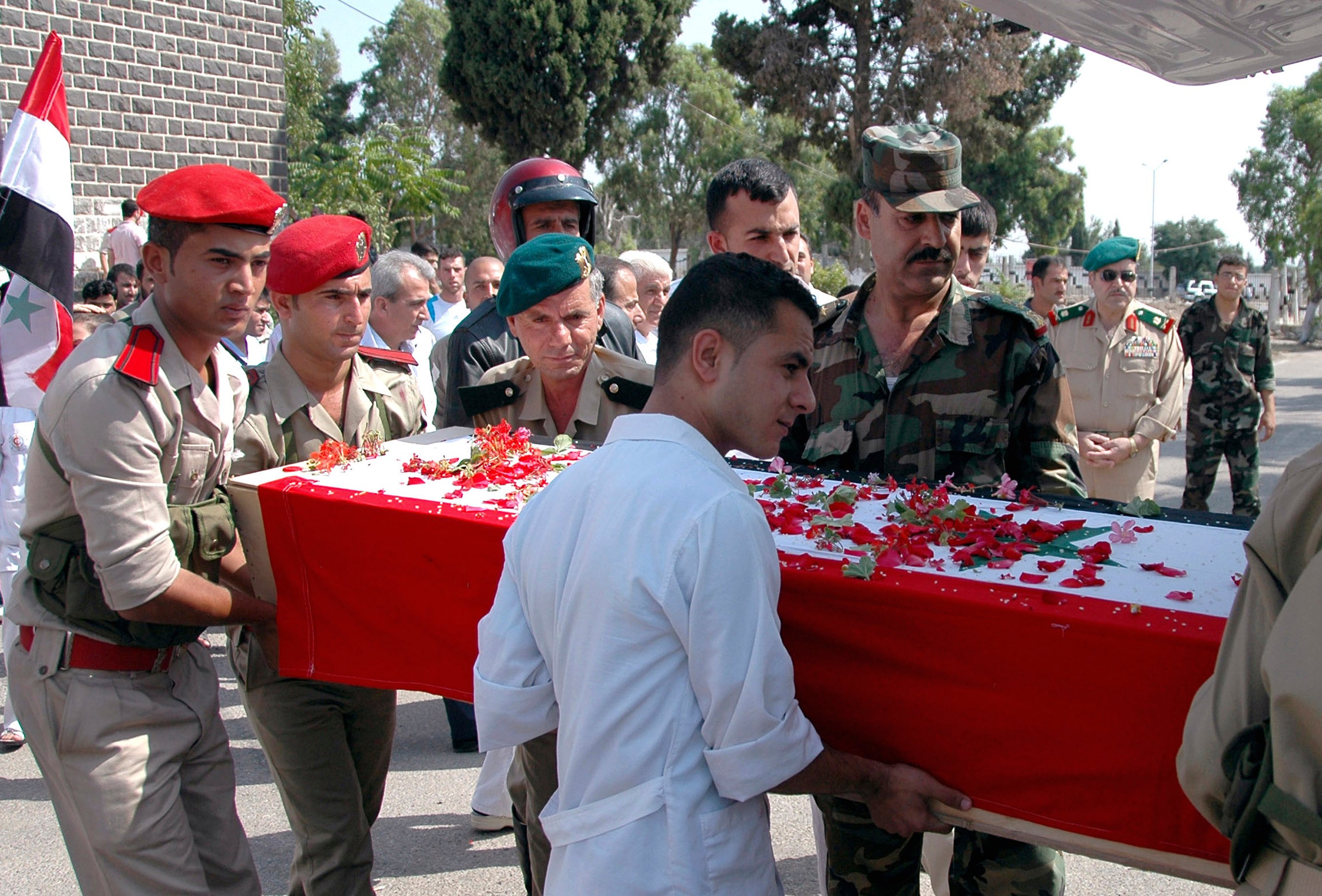 Syriska soldater begraver en kollega som dödats i de senaste striderna.