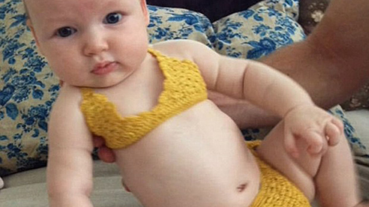 Jessica Simpsons dotter Maxwell Johnson i en gul virkad bikini.