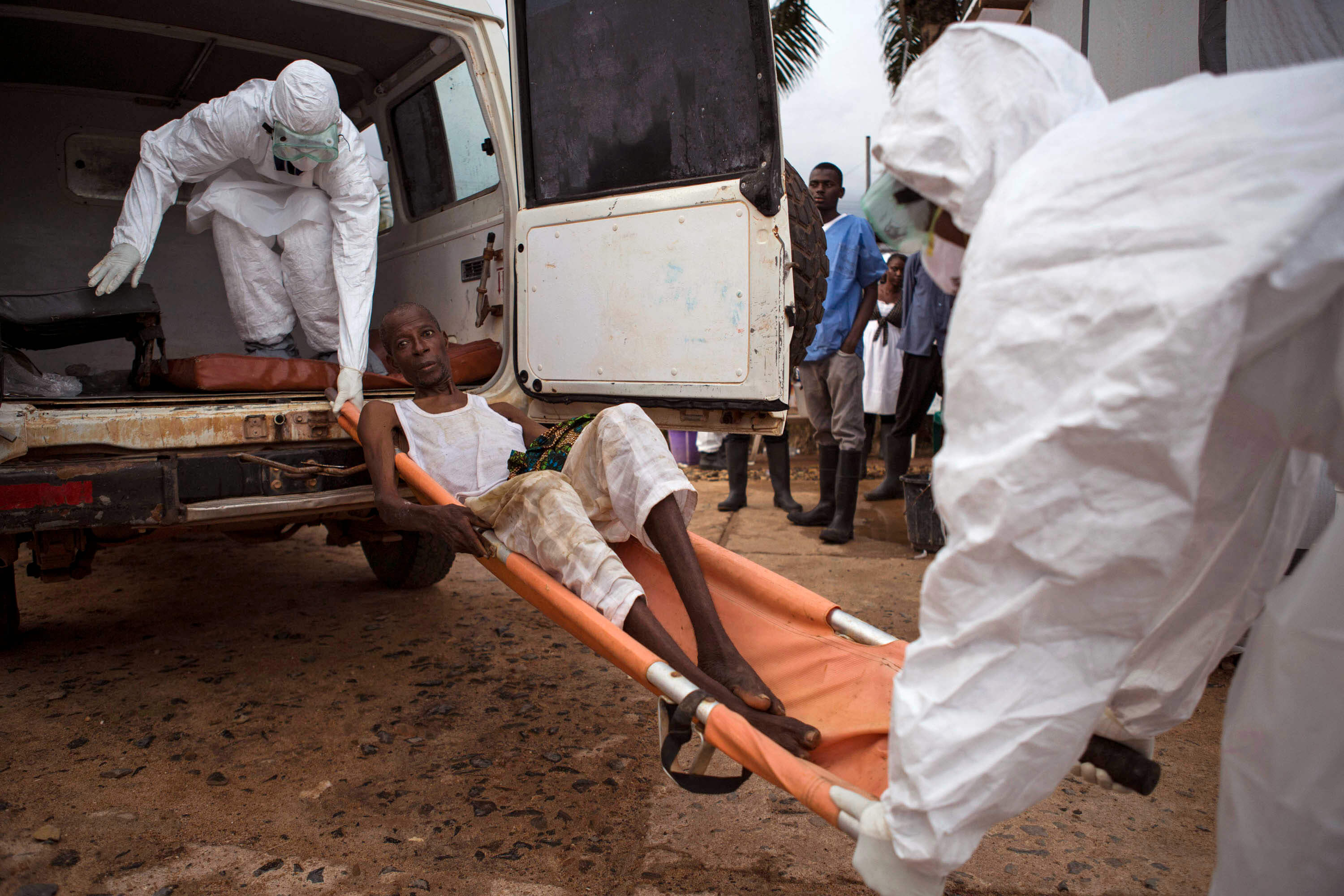 2014 års utbrott av ebola i Västafrika var grund för många nyheter även 2015. Liberia, Guinea och Sierra Leone är några av de länder som drabbats hårdast. Enligt WHO har drygt 11 300 människor dött av sjukdomen, men då det är länderna själva som rapporterar kan det röra sig om fler. 2014 års utbrott av ebola i Västafrika var grund för många nyheter även 2015. Liberia, Guinea och Sierra Leone är några av de länder som drabbats hårdast. Enligt WHO har drygt 11 300 människor dött av sjukdomen, men då det är länderna själva som rapporterar kan det röra sig om fler.