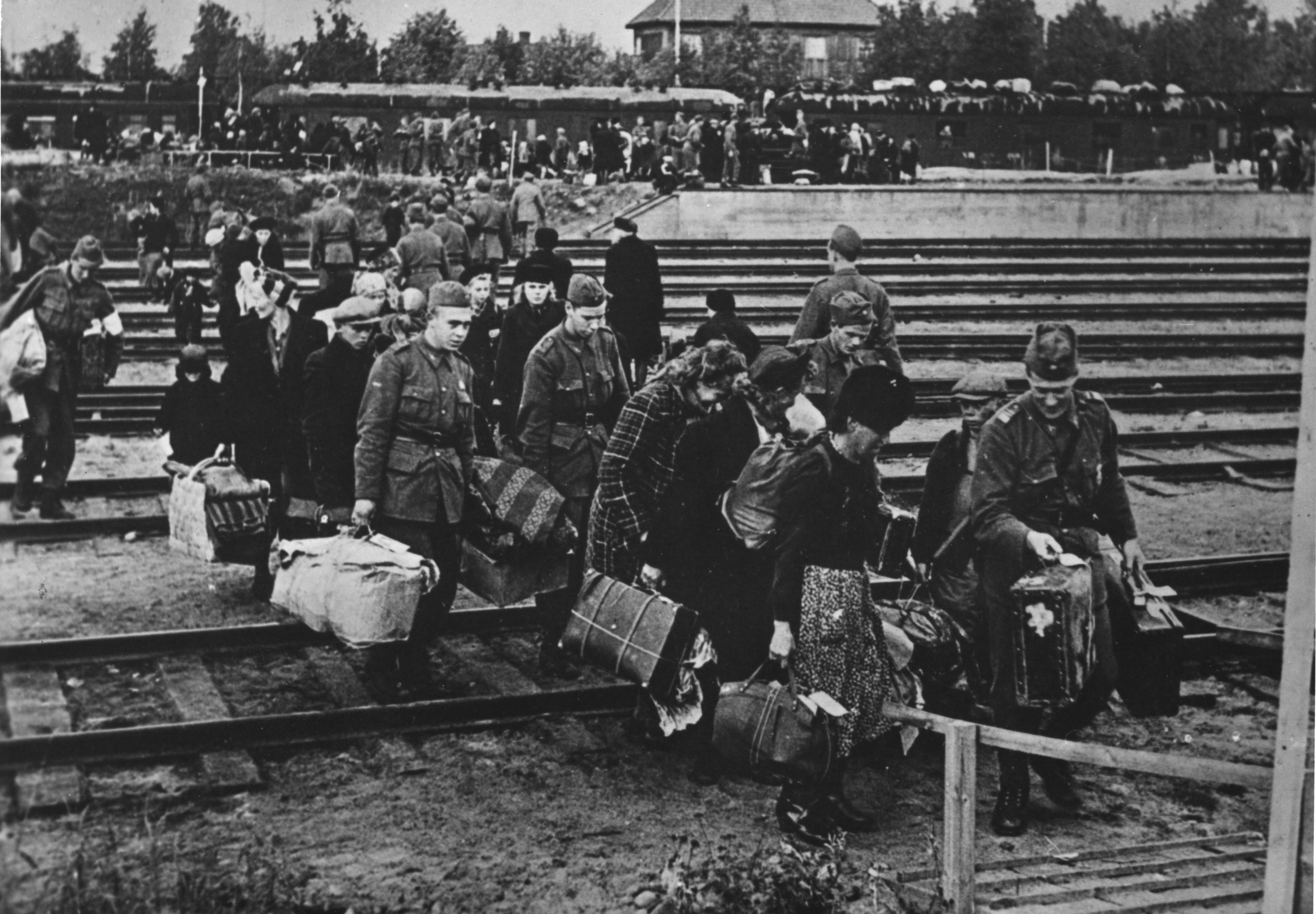 1944: Svenska soldater hjälper flyktingar vid gränsen
