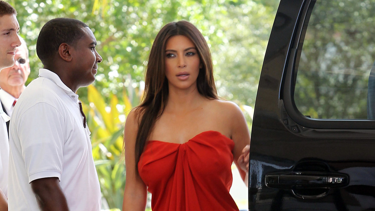 Kim Kardashian skippar behån i Miamivärmen.