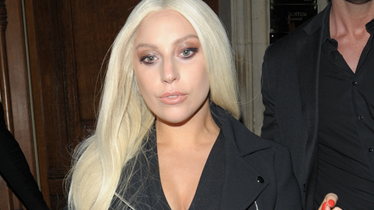 Gaga körde svarta kläder när hon anlände till Paris för modeveckan.