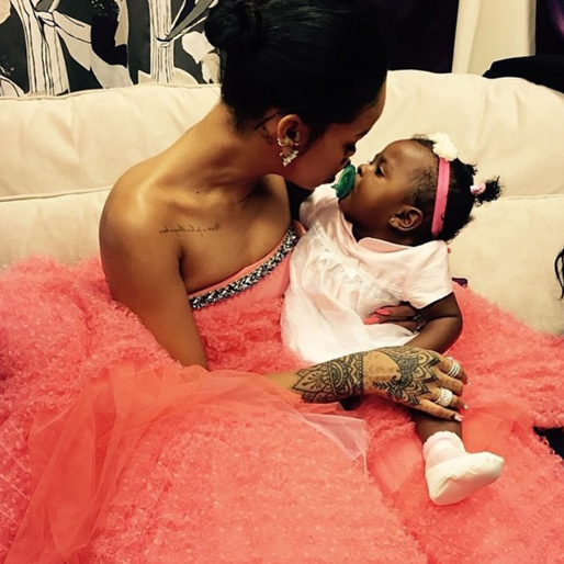 Rihanna gosar med sin kusin Majesty. Rihanna gosar med sin kusin Majesty.