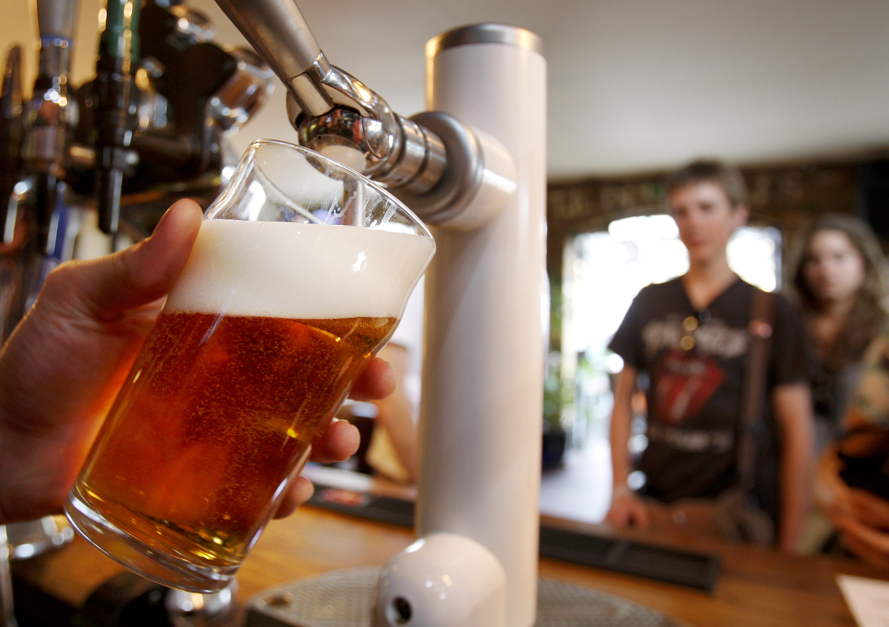 Öl tappas upp på en pub i London.