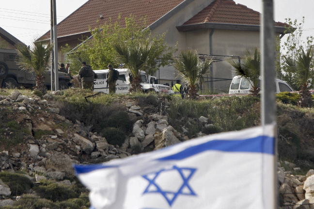 Fyra personer sköts ihjäl vid den israeliska bosättningen Beit Hagai. 