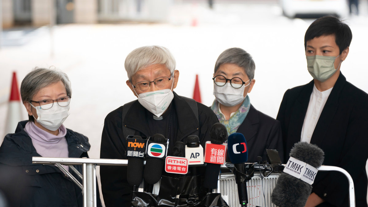 Kardinal Joseph Zen, andra person från vänster, talar till medierna efter fredagens dom i Hongkong.
